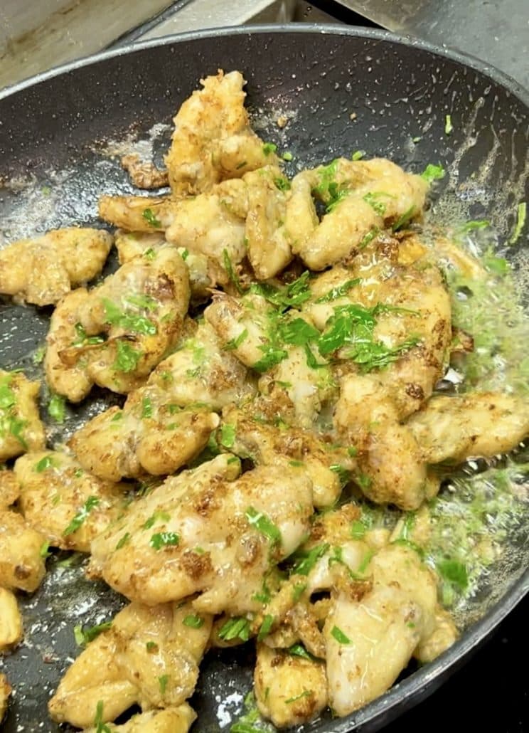 Cuisses de grenouilles sautées au beurre, persil et ail, à la poêle
