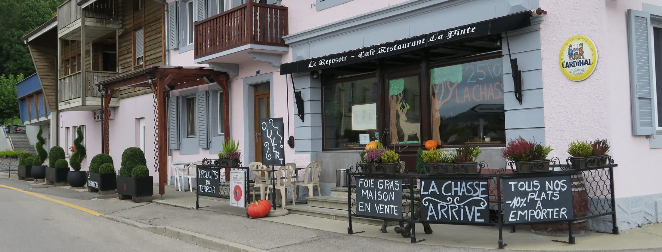 La façade du café-restaurant Le Reposoir, au centre d’Ursy