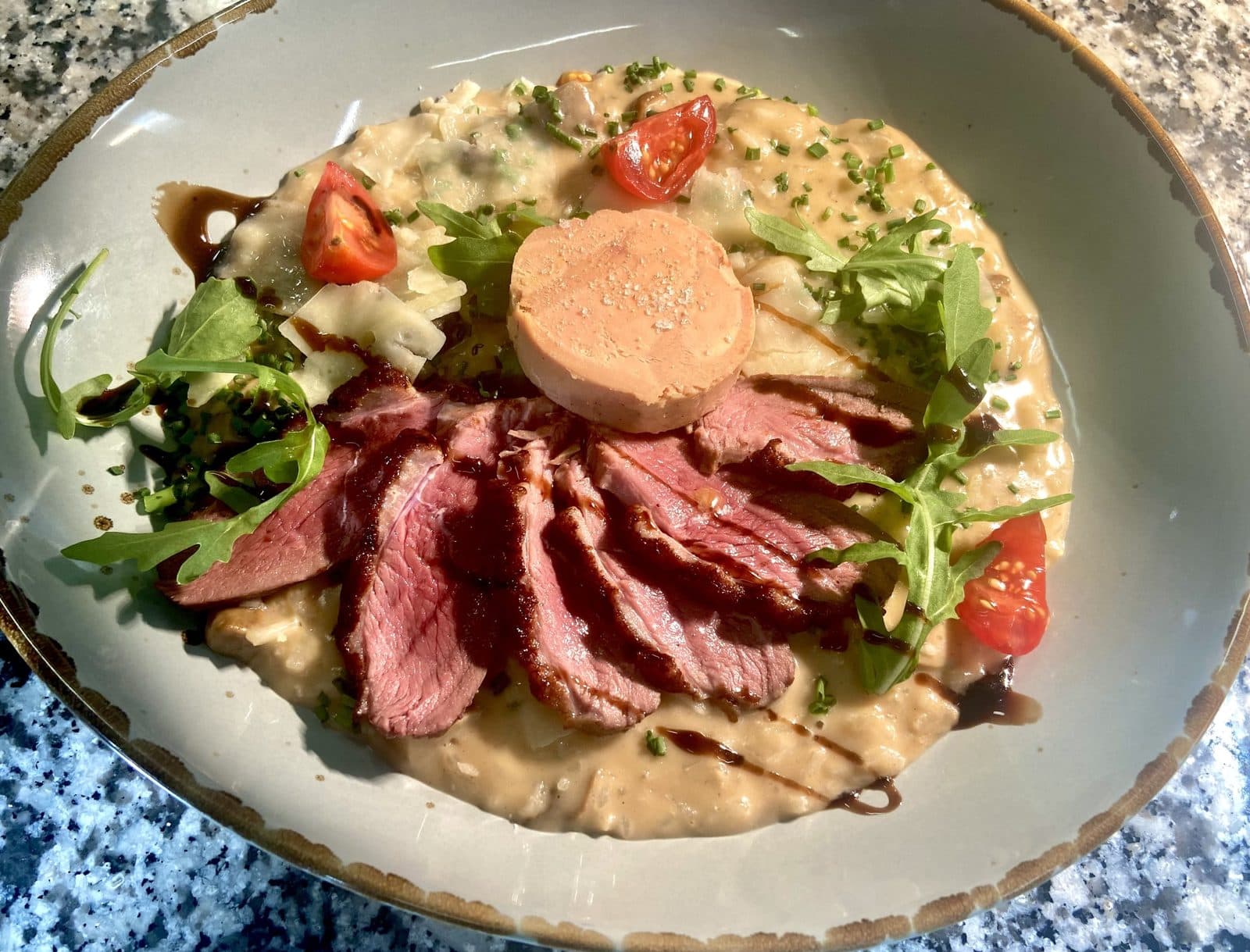 Magret et foie gras de canard maison dressés à l’assiette