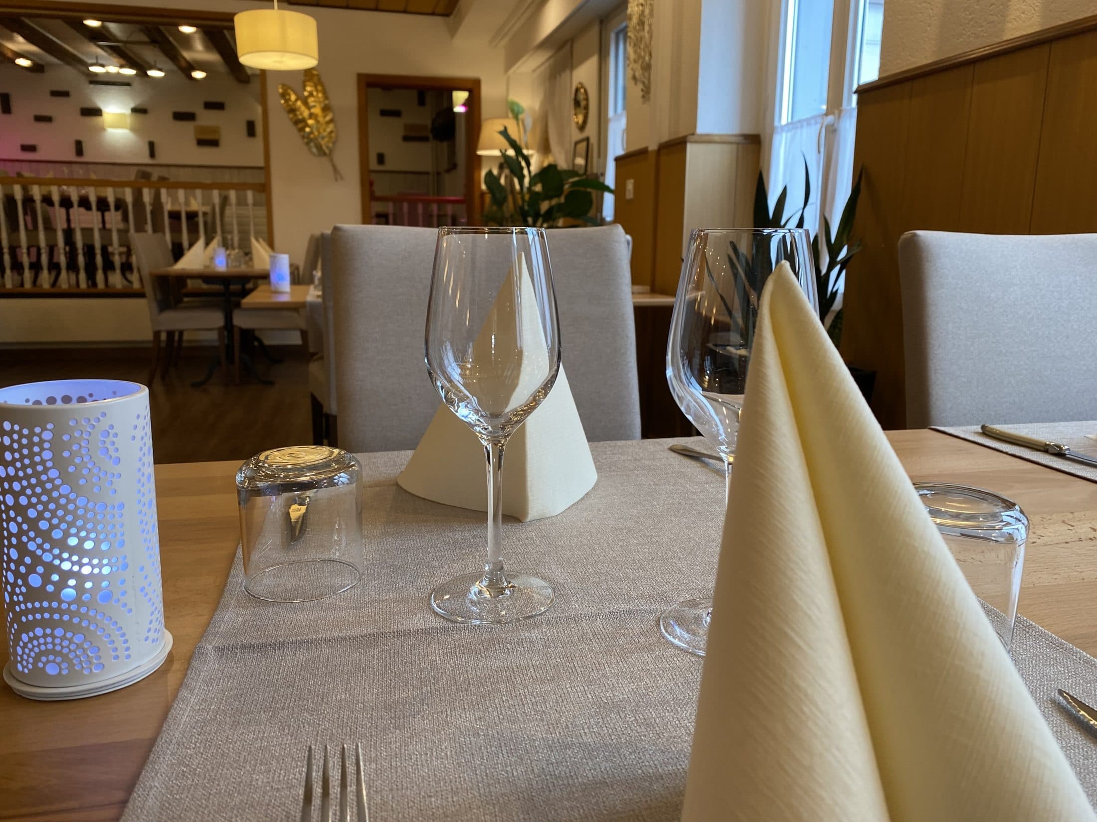 Table dressée au Reposoir, café-restaurant à Ursy