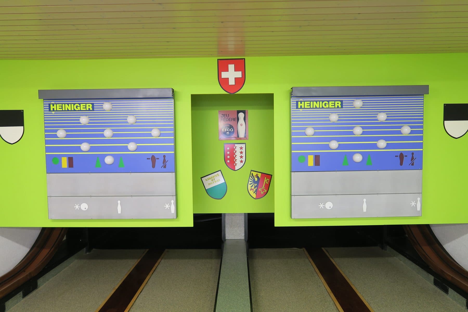 Les pistes du jeu de quilles du Reposoir et leurs tableaux de score
