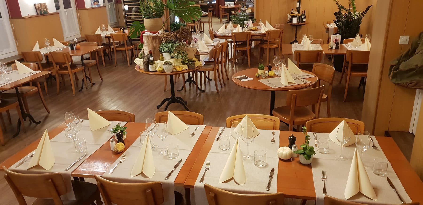 La salle du Reposoir, boiseries blondes et tables dressées
